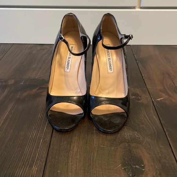 Manolo blahnik black heels. - Picture 1 of 6